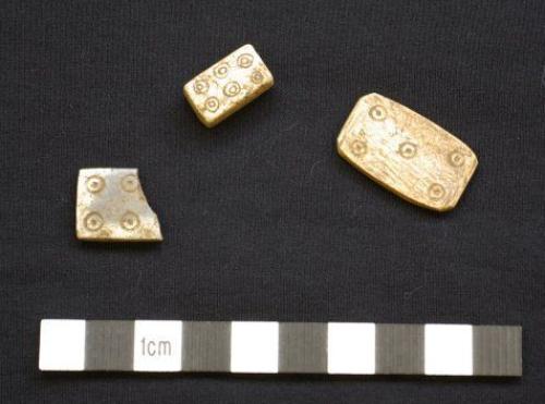 Iron Age gaming pieces that were found (dice at the top and 'dominoes'/counters either side).