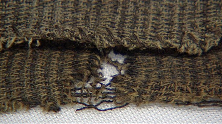 One of our aims in reconstructing the tunic is to learn more about how the textile was made, how time-consuming it was to make, and how the wool was used, explains Marianne Vedeler.
